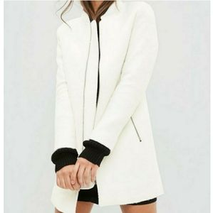 Cream winter coat sz 6